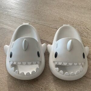 Shark Design Slip-On Shoes - White/grey